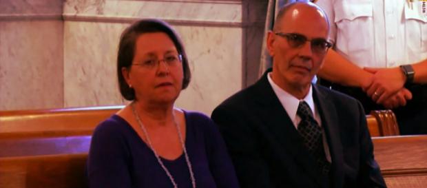 Casal assiste a audiência onde pedem a saída do filho Casal assiste a audiência onde pedem a saída do filho