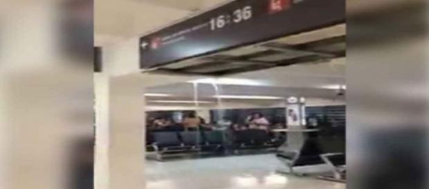 Cascadas en las salas de espera del aeropuerto Cascadas en las salas de espera del aeropuerto