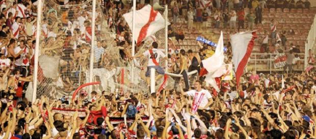 Invasión del campo después del gol de Tamudo. Invasión del campo después del gol de Tamudo.