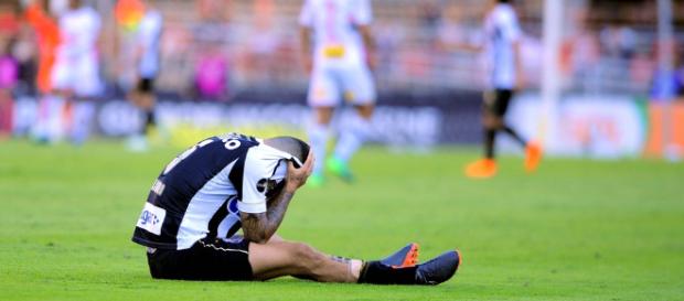 Jogador se machucou na partida contra o São Paulo Jogador se machucou na partida contra o São Paulo