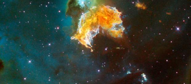 La supernova descubierta por la audiencia de ABC, que es la mota a la derecha de la brillante galaxia en el medio del marco. La supernova descubierta por la audiencia de ABC, que es la mota a la derecha de la brillante galaxia en el medio del marco.