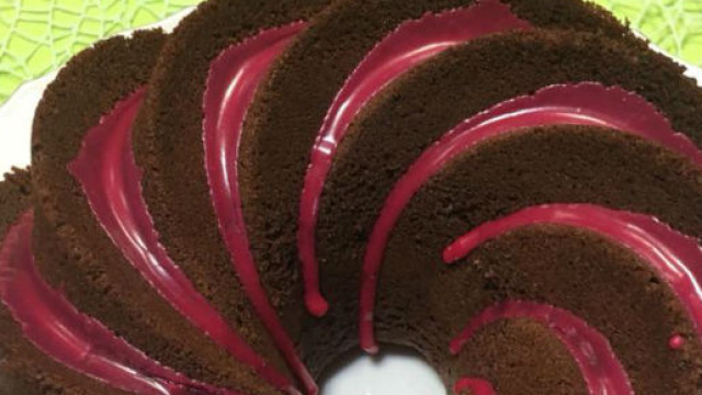 Ecco la ricetta della ciambella vortice al cioccolato e panna con glassa