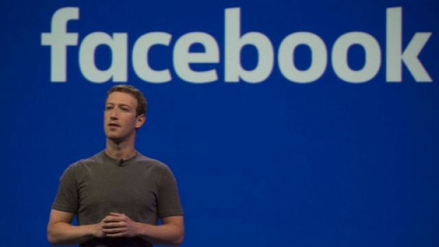 Emmanuel Macron reçoit Mark Zuckerberg à l’Élysée