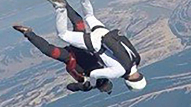 Russia, paracadutisti si scontrano in volo.