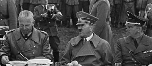 Fonte: https://www.express.co.uk/news/world/379614/I-was-Adolf-Hitler-s-food-taster