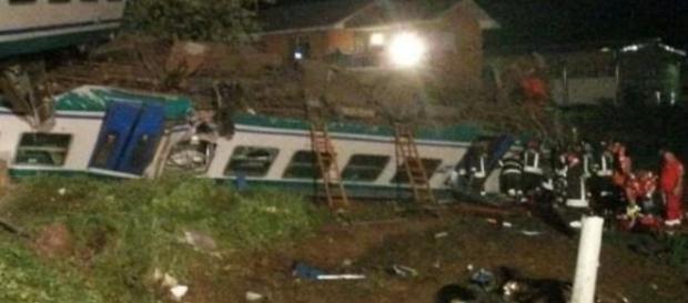 Caluso: i vagoni del treno deragliati dopo l'incidente. Caluso: i vagoni del treno deragliati dopo l'incidente.