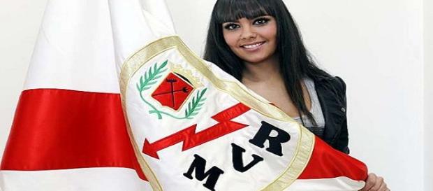Cristina Pedroche, con una bufanda del Rayo Vallecano. Cristina Pedroche, con una bufanda del Rayo Vallecano.