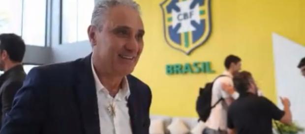 El entrenador tite en la junta con los jugadores El entrenador tite en la junta con los jugadores