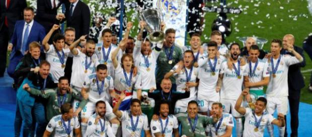 Real Madrid ergue a taça de campeão europeu. Foto: Veja (Phil Noble/Reuters) Real Madrid ergue a taça de campeão europeu. Foto: Veja (Phil Noble/Reuters)