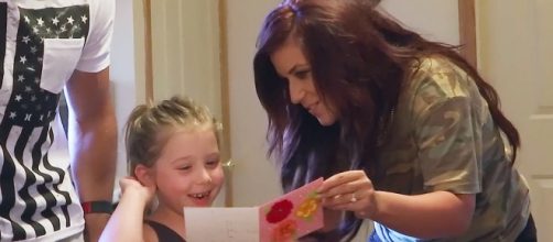 Chelsea Houska is seen with Aubree on 'Teen Mom 2.' [Photo via MTV/YouTube]