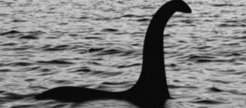 In alto, una delle foto più celebri del mostro di Loch Ness.