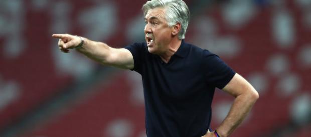 Carlo Ancelotti muy pendiente de Benzema. Carlo Ancelotti muy pendiente de Benzema.