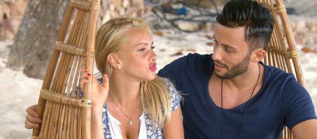 Evelyn Burdecki hat bei "Bachelor in Paradise" einen feurigen Verehrer gefunden. Evelyn Burdecki hat bei "Bachelor in Paradise" einen feurigen Verehrer gefunden.