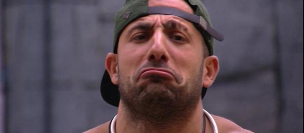 Kaysar recebe ajuda de fãs para trazer família para o Brasil Kaysar recebe ajuda de fãs para trazer família para o Brasil