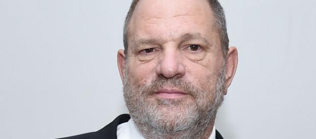 L'ex produttore cinematografico Harvey Weinstein è stato rinviato a giudizio per i casi di stupro nei confronti di due donne L'ex produttore cinematografico Harvey Weinstein è stato rinviato a giudizio per i casi di stupro nei confronti di due donne