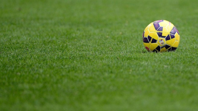 Un pallone da calcio in mezzo al campo
