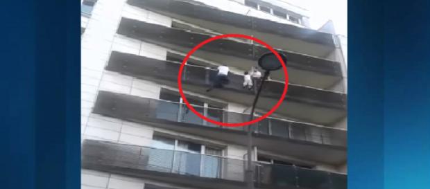 Jovem escala quatro andares e salva criança que estava pendurada em prédio (Foto: Reprodução/Youtube) Jovem escala quatro andares e salva criança que estava pendurada em prédio (Foto: Reprodução/Youtube)