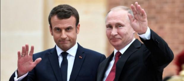 Macron aux côtés de Poutine à Saint-Pétersbourg Macron aux côtés de Poutine à Saint-Pétersbourg