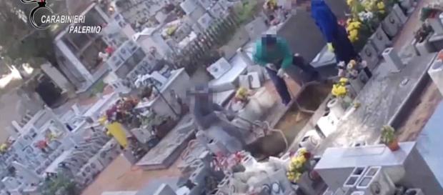 Palermo, gettavano ossa dei defunti nel cemento. Palermo, gettavano ossa dei defunti nel cemento.
