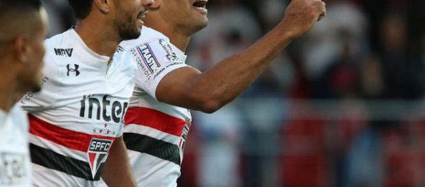 São Paulo vence o Santos e entra no G-6. São Paulo vence o Santos e entra no G-6.