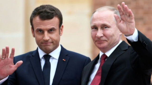 Macron aux côtés de Poutine à Saint-Pétersbourg