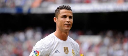 Cristiano Ronaldo in posa dopo aver ricevuto la "Scarpa D'oro" - fonte: calciomercatonews.com