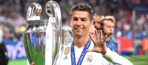 Cristiano Ronaldo posa con su quinta Champions