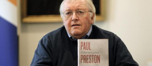 El historiador Paul Preston con el libro en sus manos más de 1000 páginas