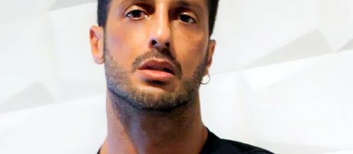 Fabrizio Corona nonostante tutte le sue bufere giudiziarie continua a camminare a testa alta.