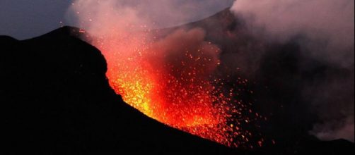 Vulcani, Stromboli in eruzione: forte sequenza esplosiva, ecco le ... - meteoweb.eu