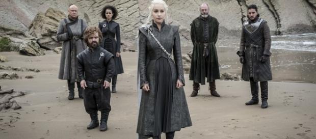 Emilia Clarke y Kit tienen encuentro casual en la serie. Emilia Clarke y Kit tienen encuentro casual en la serie.
