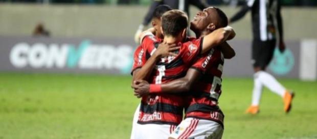 Flamengo vence o Atlético-MG e é líder do Brasileirão Flamengo vence o Atlético-MG e é líder do Brasileirão