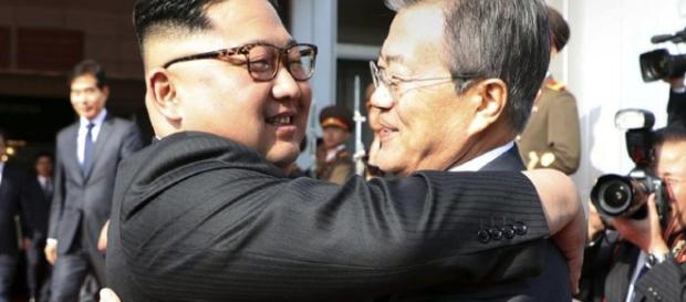Kim Jong-un e Moon Jae-in, foto www.wkbn.com Kim Jong-un e Moon Jae-in, foto www.wkbn.com