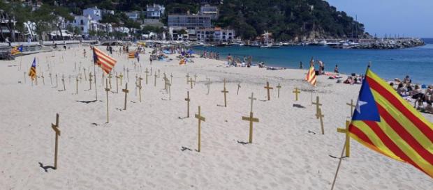 Llafranc: Tensión por unas cruces amarillas en la playa - lavanguardia.com Llafranc: Tensión por unas cruces amarillas en la playa - lavanguardia.com