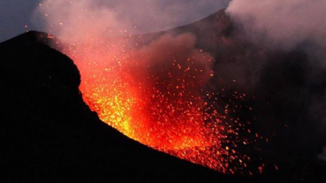 Vulcani, Stromboli in eruzione: forte sequenza esplosiva, ecco le ... - meteoweb.eu