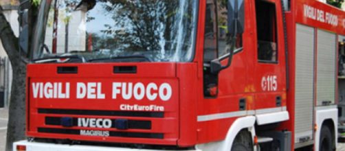 Intervenuti per spegnere un incendio, i vigili del fuoco trovano madre e figlia morte: un caso di omicidio-suicidio