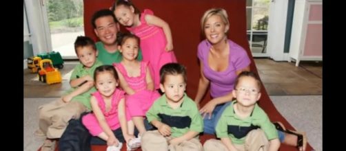 Jon Gosselin with sextuplets and ex-wife, Kate. [Image from watchJojo / YouTube.]