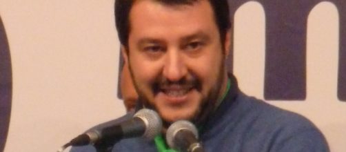 Matteo Salvini durante un comizio (Foto di Fabio Visconti rilasciata in licenza Creative Commons)