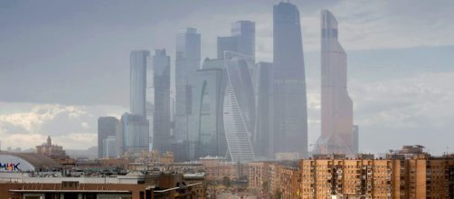 Russia, lastra di vetro cade dal grattacielo