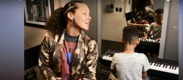 Alicia Keys makes beautiful harmony with her son that the world needs to hear. Screencap BlueMag/YouTube Alicia Keys makes beautiful harmony with her son that the world needs to hear. Screencap BlueMag/YouTube