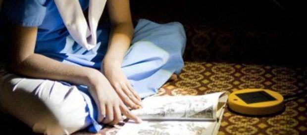 Strappa il passaporto e salva la figlia di 10 anni dalle nozze combinate Strappa il passaporto e salva la figlia di 10 anni dalle nozze combinate