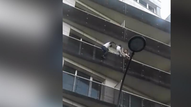 L'immigrato del Mali nel momento in cui salva un bimbo di 4 anni da un volo di oltre 15 metri da un palazzo.