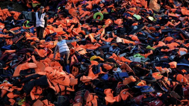 Riciclare i giubbotti di salvataggio e dare un lavoro agli immigrati: in Olanda l'idea piace e funziona