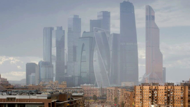 Russia, lastra di vetro cade dal grattacielo