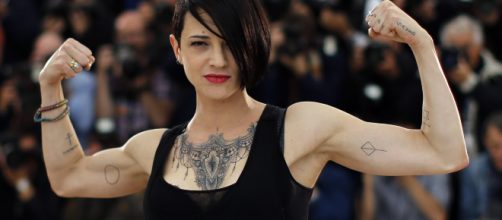 Asia Argento mostra muscoli e tatuaggi pronta per una nuova sfida