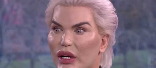 Grande Fratello, il Ken Umano (Rodrigo Alves) nuovo concorrente