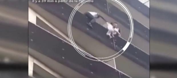 Padre del niño en el balcón Video estaba jugando Pokemon GO Padre del niño en el balcón Video estaba jugando Pokemon GO