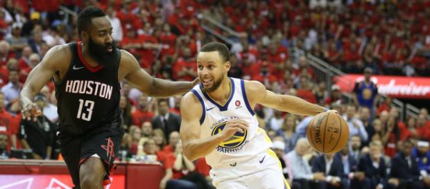 Stephen Curry marcou um duplo-duplo, anotando 27 pontos e 10 assistências. Imagem: thedreamshake.com Stephen Curry marcou um duplo-duplo, anotando 27 pontos e 10 assistências. Imagem: thedreamshake.com