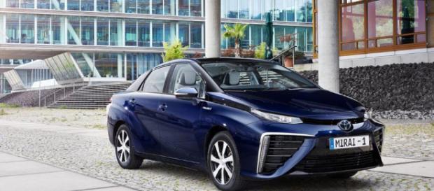Toyota parece decidido a llevar su automóvil de hidrógeno, el Toyota Mirai , al mercado . Toyota parece decidido a llevar su automóvil de hidrógeno, el Toyota Mirai , al mercado .