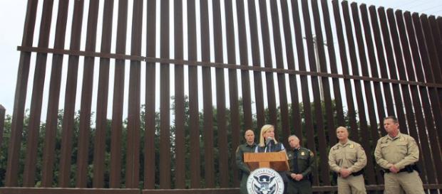 Trump propone 18.000 millones para muro con México - apnews.com Trump propone 18.000 millones para muro con México - apnews.com